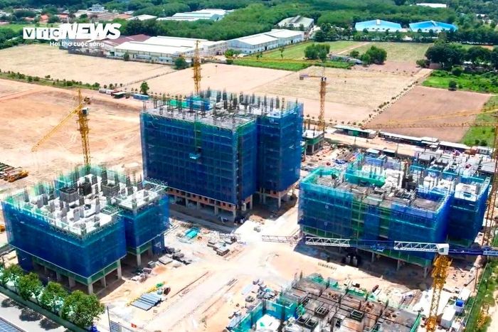 Trong bối cảnh đó, sự xuất hiện của các căn hộ nhà ở xã hội giá khoảng 400 triệu đồng được kỳ vọng sẽ mở thêm cơ hội an cư cho người thu nhập thấp, công nhân và lao động nhập cư đang sinh sống, làm việc tại TP.HCM. (Trong hình là một dự án nhà ở xã hội khác của Becamex đang xây đến tầng 7).