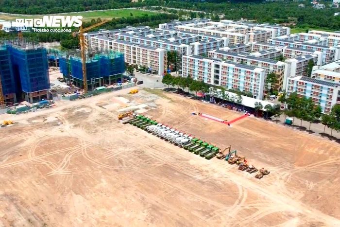 Điểm đáng chú ý là trong số hơn 4.380 căn hộ này có nhiều căn nhà thấp tầng giá khoảng 10 - 11 triệu đồng/m². Với diện tích 40 m², mỗi căn có giá khoảng 400 - 440 triệu đồng.