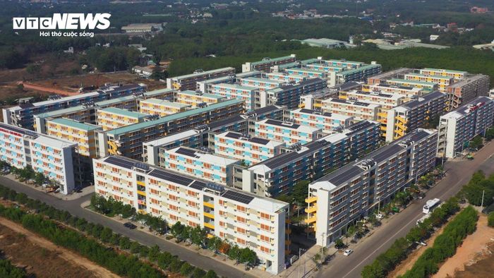 Cạnh hai dự án vừa khởi công cũng là một dự án nhà ở xã hội của Becamex, dự án này đã đi vào sử dụng nhiều năm nay. Đến nay, Becamex đã hoàn thành 8 dự án nhà ở xã hội với khoảng 10.000 căn hộ, đáp ứng chỗ ở cho khoảng 27.000 người dân.