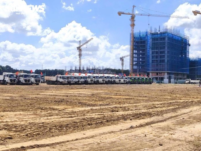 Để hoàn thành mục tiêu này, TP.HCM đặt kế hoạch trong quý III/2026 sẽ tiếp tục khởi công 59 dự án với khoảng 54.900 căn hộ, đồng thời đẩy nhanh tiến độ 19 dự án đang xây dựng với khoảng 18.900 căn.