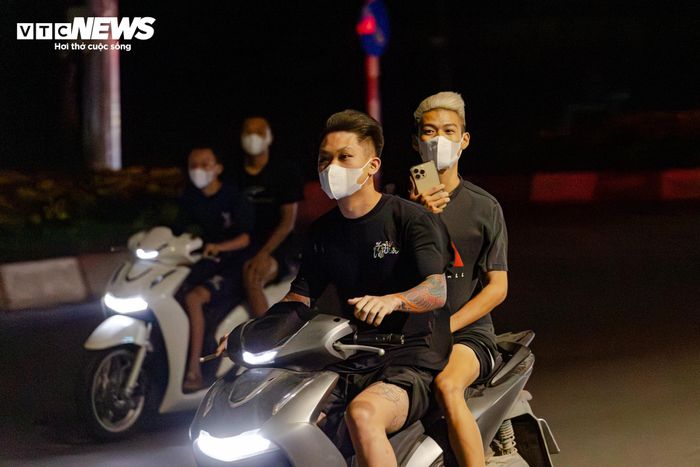 Không dừng lại ở đó, nhiều quái xế vừa lái xe với tốc độ cao, vừa rú ga inh ỏi, phát trực tiếp (livestream) trên mạng xã hội để khoe "chiến tích", thể hiện sự coi thường pháp luật và sự an toàn của cộng đồng.