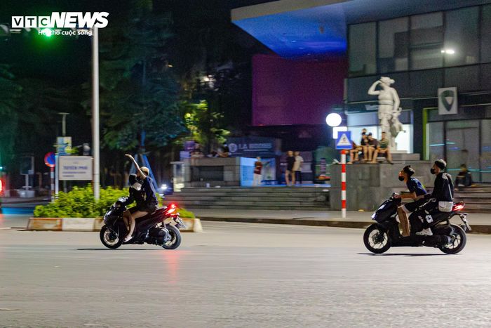 Theo quan sát của phóng viên, mỗi đoàn thường có 1 xe chạy phía trước làm nhiệm vụ "dẫn đoàn", phát tín hiệu để các xe phía sau đồng loạt tăng tốc hoặc đổi hướng di chuyển. 