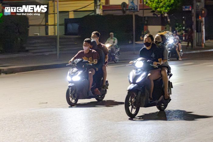 "Vào cuối tuần, các nhóm này tụ tập rất đông, nẹt pô và rú ga suốt đêm. Nhiều hôm tôi đang ngủ cũng phải giật mình tỉnh giấc vì tiếng động cơ gào rú", anh Tùng Anh, người dân sống gần đường Trường Chinh, chia sẻ.