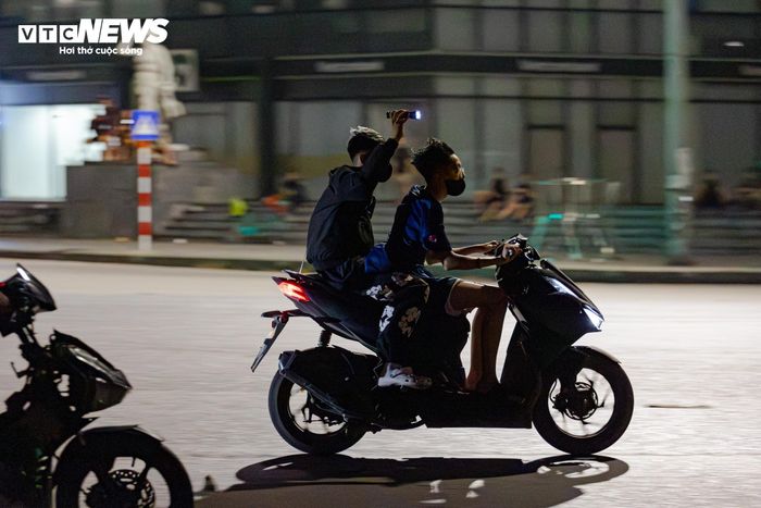 Thậm chí, một số đối tượng còn dùng đèn pin công suất lớn chiếu thẳng vào mặt người đi đường, gây mất tập trung và tiềm ẩn nguy cơ xảy ra tai nạn.