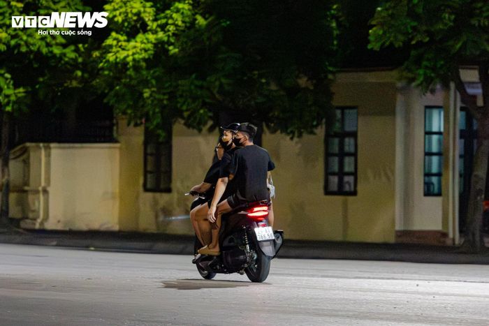 Hình ảnh 3 người ngồi trên 1 xe đã được tháo hoặc che biển kiểm soát xuất hiện khá phổ biến trong các đoàn xe.