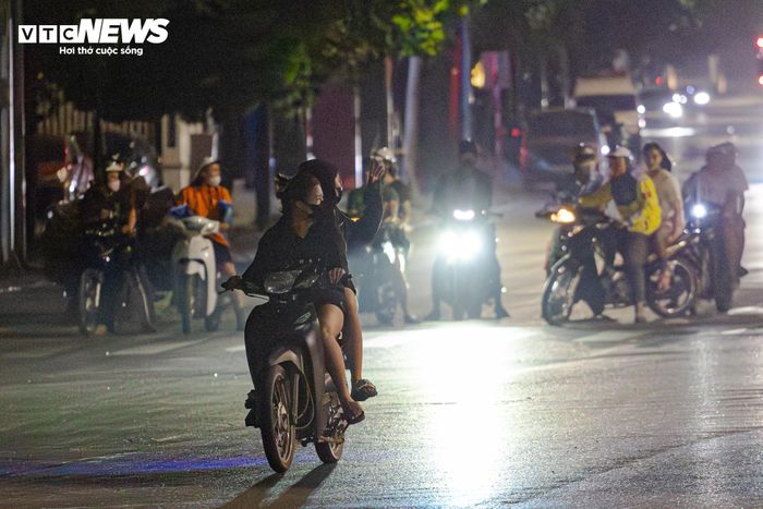 Tại nút giao Trường Chinh - Tôn Thất Tùng, khi các phương tiện đang dừng chờ đèn đỏ, nhiều quái xế vẫn ngang nhiên luồn lách qua dòng xe, vượt đèn đỏ và tăng ga bỏ chạy, bất chấp nguy cơ va chạm với các xe khác.
