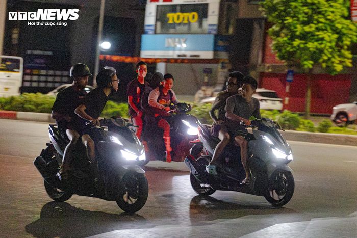 Theo ghi nhận của phóng viên Báo Điện tử VTC News, từ khoảng 22h ngày 26/6 đến rạng sáng 27/6, trên nhiều tuyến đường như Nguyễn Trãi, Trường Chinh...các nhóm quái xế liên tục tụ tập, lái xe máy thành từng đoàn, phóng với tốc độ cao, lạng lách giữa dòng phương tiện, tiềm ẩn nguy cơ tai nạn giao thông.