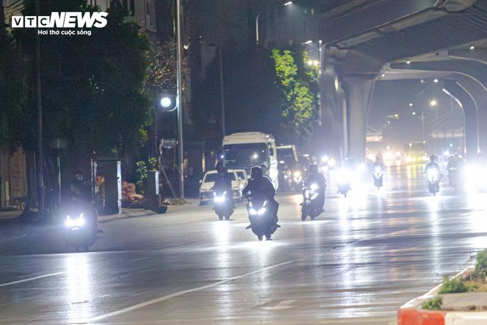 Khoảng từ 3h đến 4h sáng, khu vực đường Trường Chinh trở thành điểm nóng khi nhiều nhóm từ 10 đến 15 xe liên tục rú ga, tăng tốc, lạng lách và so kè tốc độ ngay giữa lòng đường.