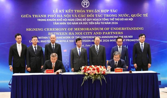Phó Chủ tịch Trương Việt Dũng ký thỏa thuận hợp tác với VNPT nhằm xây dựng Thủ đô số. Ảnh: Tr. Yến