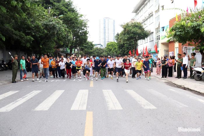 250 VĐV tham gia Giải chạy phong trào hưởng ứng. Ảnh: Tuấn Điệp