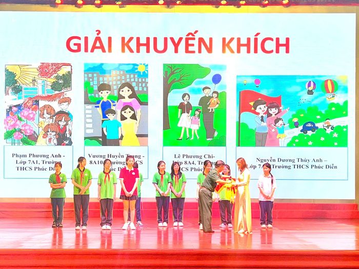 Các học sinh nhận giải trong Cuộc thi vẽ tranh số “Gia đình hạnh phúc - Quốc gia thịnh vượng”. Ảnh: DN