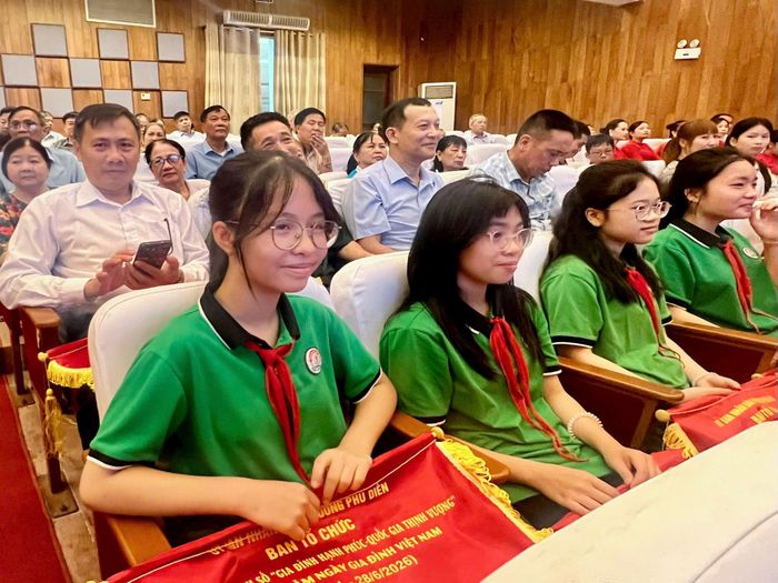 Niềm vui của học sinh đến từ các trường THCS Phúc Diễn, Phú Diễn A khi nhận giải trong Cuộc thi vẽ tranh số “Gia đình hạnh phúc - Quốc gia thịnh vượng”. Ảnh: DN