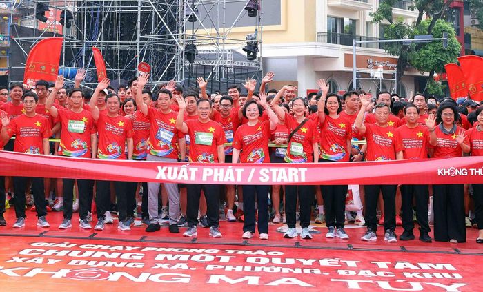 Phó Thủ tướng Phạm Thị Thanh Trà và các đại biểu chạy hưởng ứng tại buổi lễ. Ảnh: Trung Kiên