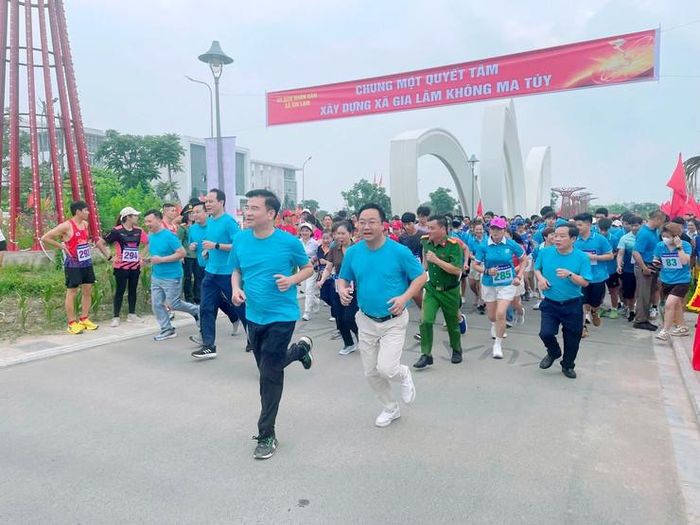 Lãnh đạo xã Gia Lâm tham gia chạy hưởng ứng. Ảnh: Hoàng Anh