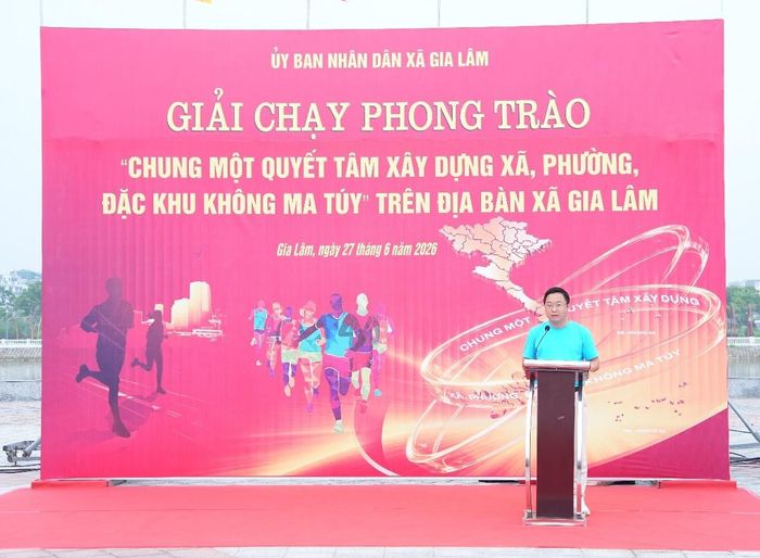 Phó Chủ tịch UBND xã Gia Lâm Nguyễn Ngọc Dũng phát biểu phát động hưởng ứng giải chạy. Ảnh: Hoàng Anh