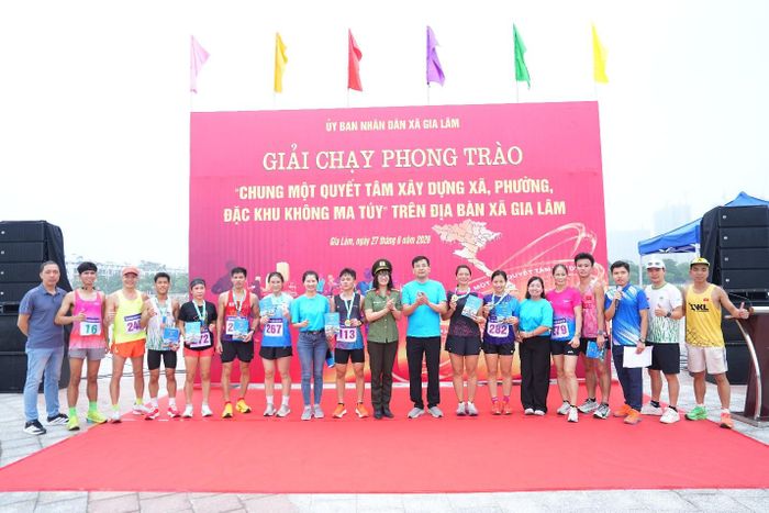 Ban tổ chức trao giải cho các VĐV đạt thành tích cao. Ảnh: Hoàng Anh