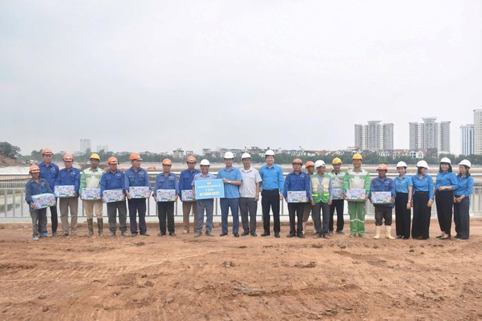 Tại các công trình, 100 thùng nước uống đã được tổ chức Công đoàn trao cho đoàn viên, người lao động. Ảnh: NA.