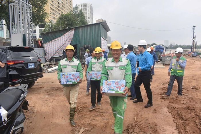 Người lao động phấn khởi nhận quà của tổ chức Công đoàn. Ảnh: NA.