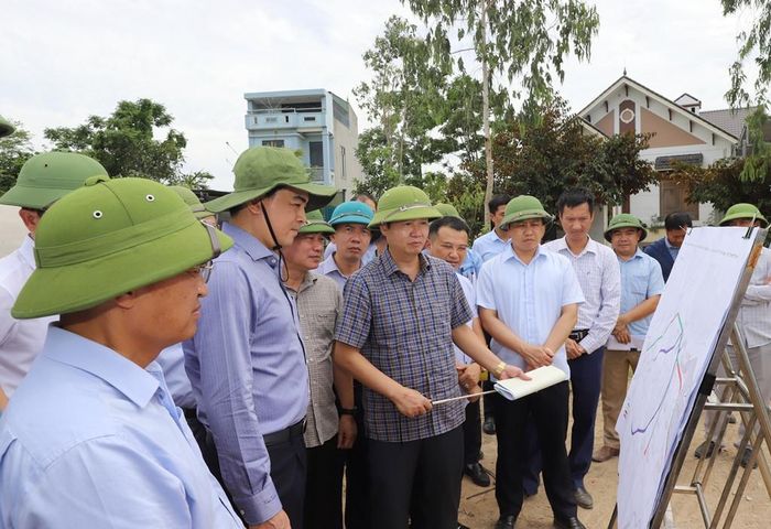 Chủ tịch UBND tỉnh Thanh Hóa Nguyễn Hoài Anh cùng đoàn công tác kiểm tra tiến độ thi công Dự án phát triển tổng hợp các đô thị động lực - Tiểu dự án đô thị Tĩnh Gia. Ảnh: Xuân Nghĩa