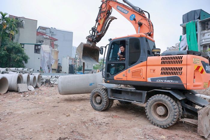 Công nhân thi công tuyến đường Vành đai 2,5 đoạn qua địa bàn phường Thanh Xuân. Ảnh: PV