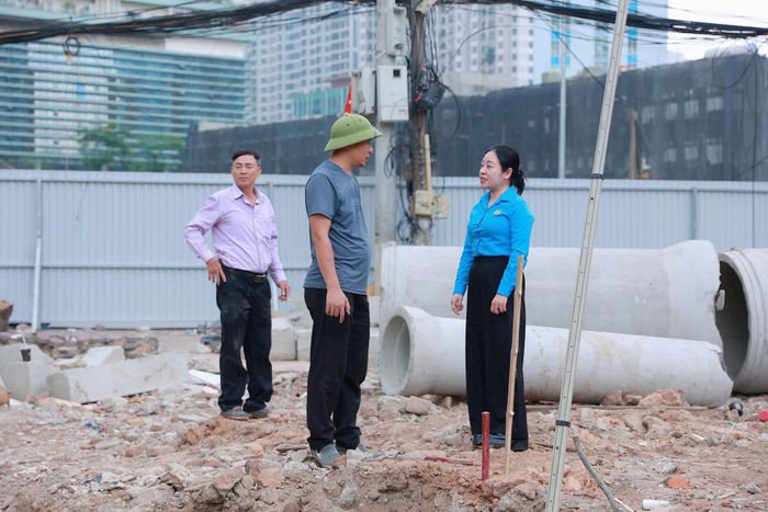 Đại diện Công đoàn phường Thanh Xuân thăm hỏi, động viên công nhân tại công trường. Ảnh: PV