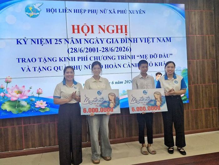 Dịp kỷ niệm 25 năm Ngày Gia đình Việt Nam 28-6, Hội Liên hiệp Phụ nữ xã Phú Xuyên tiếp tục trao tặng kinh phí chương trình "Mẹ đỡ đầu". Ảnh: PV