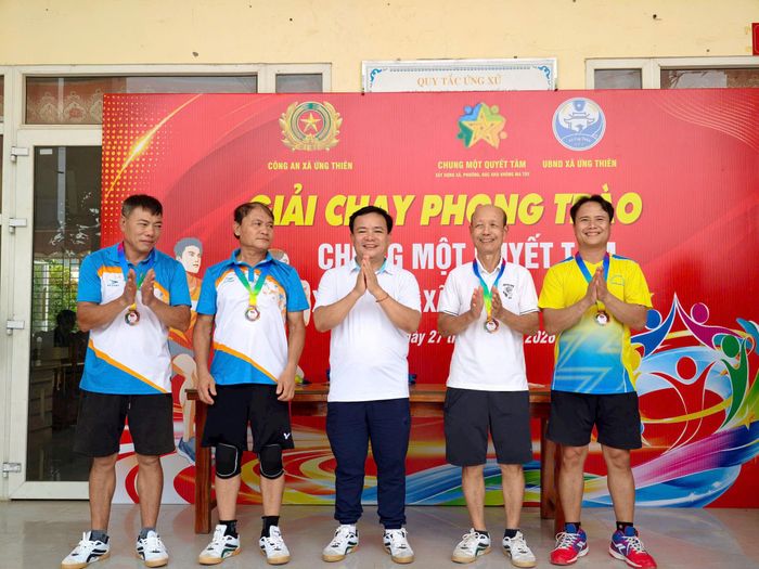 Các đội thi bóng chuyền hơi nam nữ thi đấu và Ban tổ chức trao giải cho các đội thi. Ảnh: Cao Hồng