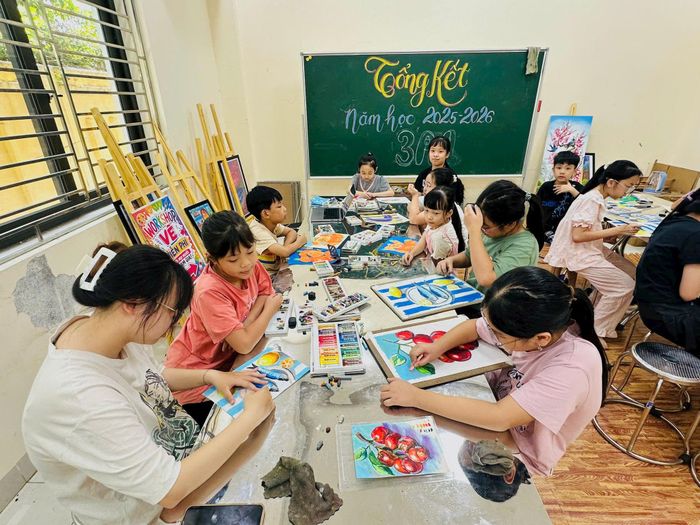 Lớp vẽ hè mang đến sân chơi bổ ích, giúp các em phát triển năng khiếu và tư duy thẩm mỹ. Ảnh: Diên Vĩ