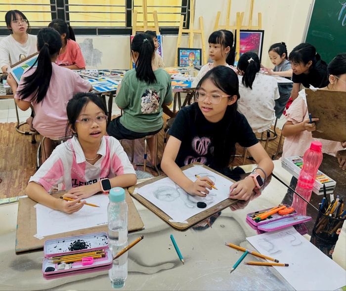 Các em học sinh tham gia lớp vẽ sáng tạo tại Trung tâm Văn hóa - Thông tin và Thể thao phường Phú Thượng. Ảnh: Diên Vĩ