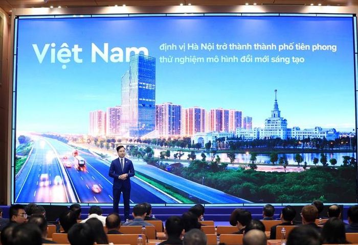 Ông Trần Quang Hưng, Chủ tịch Hội đồng quản trị Công ty cổ phần Trung tâm đổi mới sáng tạo Hà Nội trình bày mô hình hoạt động Công ty. Ảnh: Lê Hải