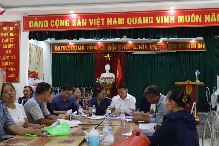 Lấy ý kiến của người dân trong phạm vi ảnh hưởng của dự án. Ảnh: Vũ Cường