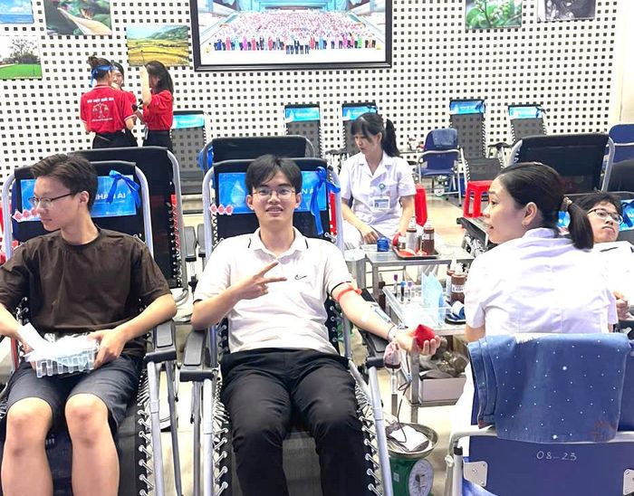 Nguyễn Tuấn Anh (áo trắng) tham gia hiến máu tình nguyện. Ảnh: NVCC