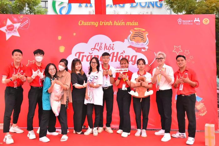 Nguyễn Tuấn Anh (đứng thứ hai từ trái sang) cùng những người trẻ lan tỏa tinh thần nhân ái tới cộng đồng. Ảnh: NVCC