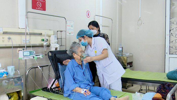 Bệnh hô hấp có thể dẫn đến những hậu quả sức khỏe nghiêm trọng ở người lớn tuổi. Ảnh: Đinh Huyền