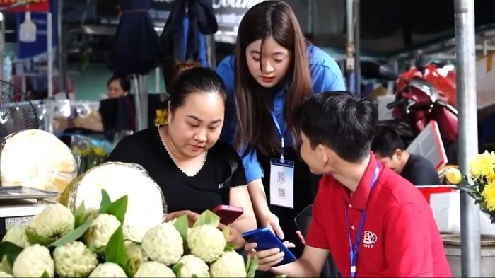 Tổ chuyển đổi số cộng đồng hỗ trợ người dân tiếp cận và sử dụng các tiện ích số. Ảnh: Tuệ Lâm