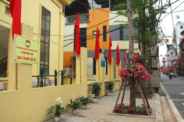 Ngõ 343 An Dương Vương nay đã khang trang, sạch đẹp, trở thành tuyến ngõ, phố “Xanh - Văn minh - Kiểu mẫu” của phường Phú Thượng. Ảnh: Vũ Linh