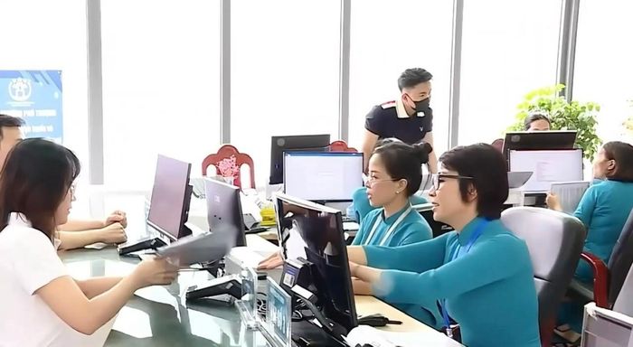Cán bộ, công chức phường Phú Thượng nhiệt tình hỗ trợ người dân. Ảnh: Tuệ Lâm
