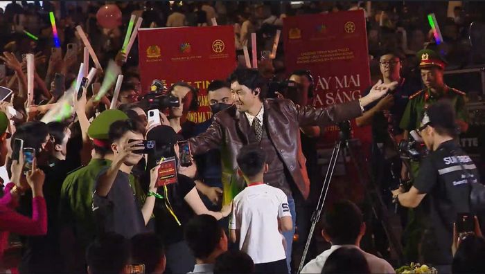 Ca sĩ truyền thông điệp "Không ma túy" đến giới trẻ. Ảnh: PV