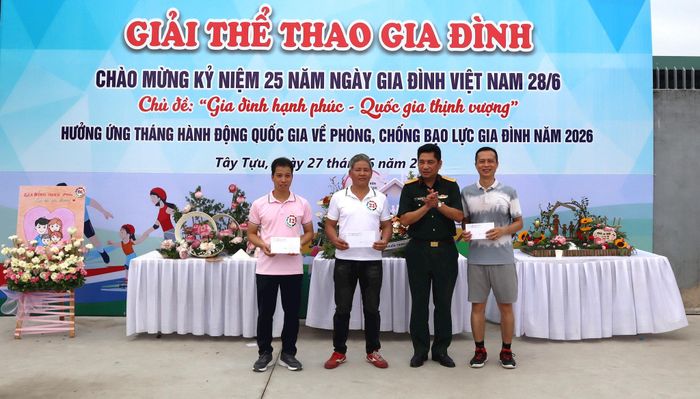 Ban tổ chức trao giai nội dung thi chạy tiếp sức và kéo co