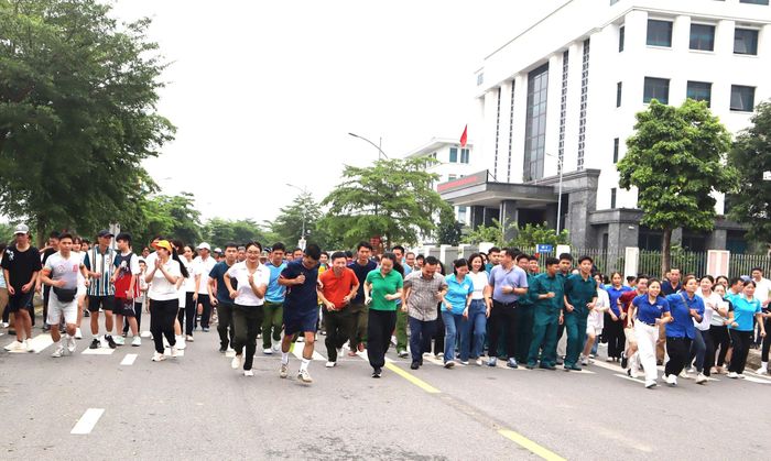 Các đồng chí lãnh đạo và nhân dân phường Tây Tựu cùng tham gia chạy phong trào. Ảnh PV