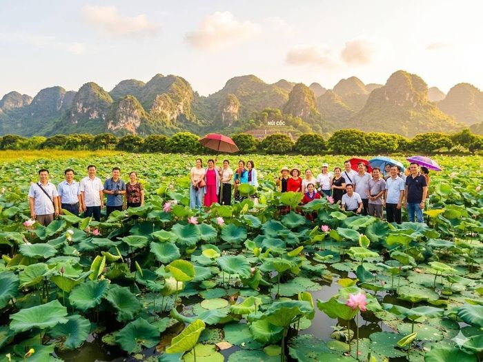 Du khách trải nghiệm mùa sen tại Mường Cốc. Ảnh: M.C