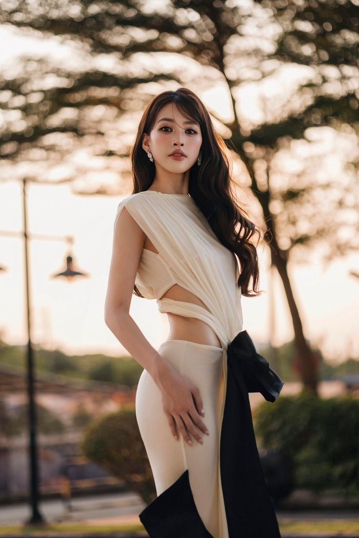 Không chỉ ghi điểm nhờ nhan sắc ngày càng thăng hạng, Tiểu Vy còn được đánh giá cao bởi sự linh hoạt trong việc xây dựng hình ảnh cá nhân. Nàng hậu thường lựa chọn các thiết kế váy cắt xẻ đầy tinh tế, giúp tôn lên đường cong cơ thể.
