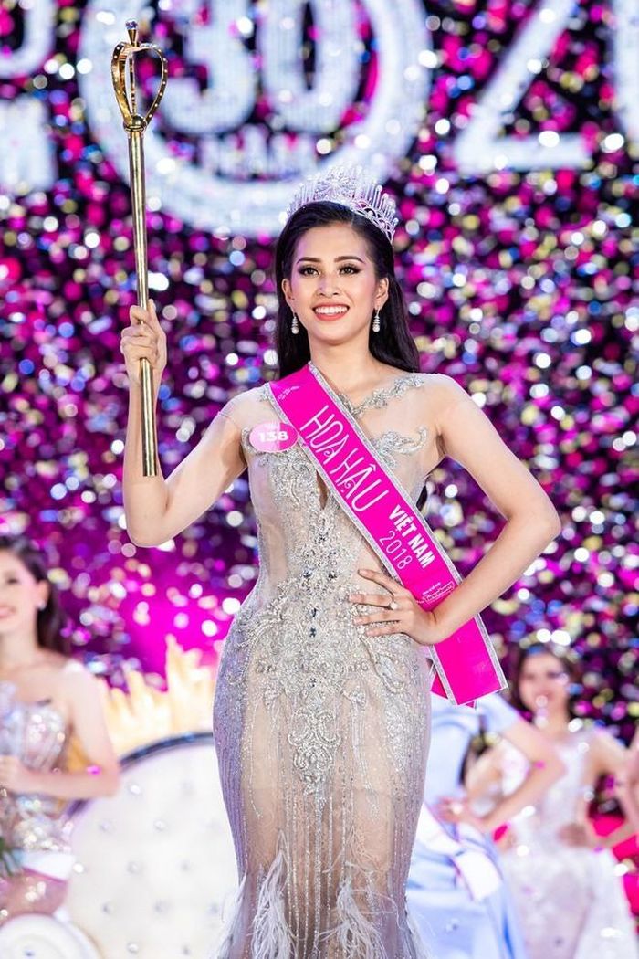 Tiểu Vy sinh năm 2000, cao 1,74m đăng quang Hoa hậu Việt Nam 2018. Từ lúc đăng quang đến nay phong độ nhan sắc của Tiểu Vy chưa bao giờ có dấu hiệu hạ nhiệt.