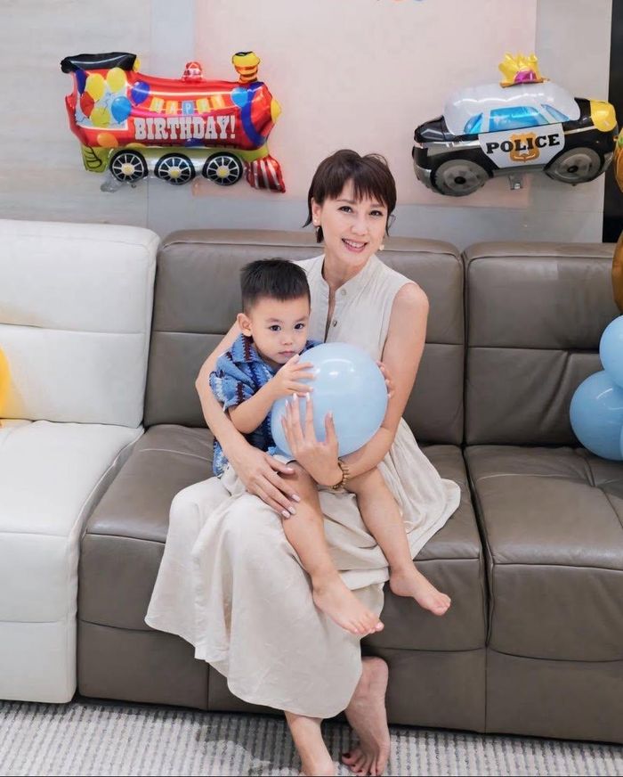 Bà Mai Đoàn bên cháu ngoại.
