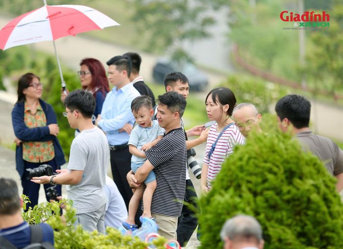 Ba câu chuyện, ba hoàn cảnh khác nhau nhưng cùng gặp nhau ở một điểm chung: sự hiện diện của gia đình không chỉ trong những ngày đoàn tụ của người đang sống mà còn trong cách mỗi người gìn giữ ký ức, tri ân những người đã khuất.