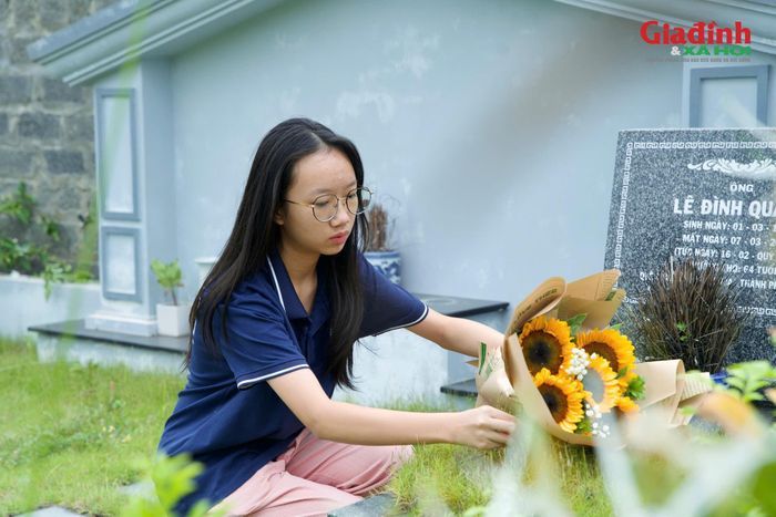 Vừa là giỗ, vừa là dịp Ngày Gia đình Việt Nam, bà Khương muốn khi con cháu cùng nhau lên đây, các cháu sẽ nhớ về ông bà, tổ tiên, hiểu được nguồn cội của mình. Đó là truyền thống mà gia đình bà Khương đã gìn giữ từ đời ông bà, cha mẹ đến thế hệ chúng tôi và giờ tiếp tục truyền lại cho con cháu.