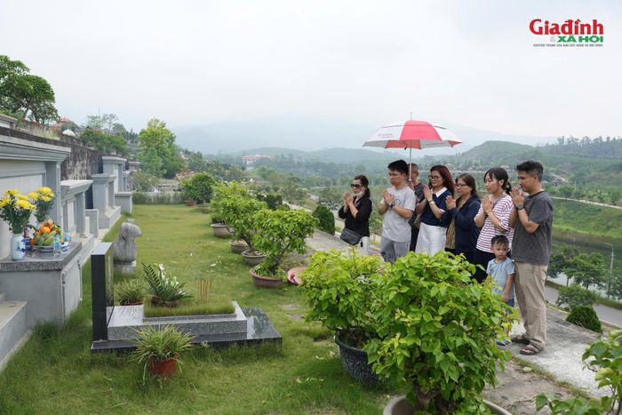 Với họ, mỗi lần trở về thắp một nén hương không chỉ là nghi thức tâm linh mà còn là bài học về lòng hiếu kính, về cội nguồn và về những giá trị gia đình được truyền từ thế hệ này sang thế hệ khác.