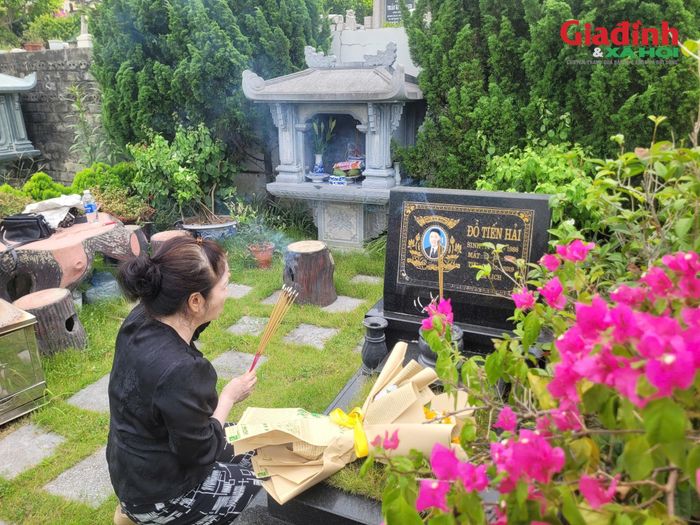 Người mẹ ấy cho biết mỗi tháng đều lên nghĩa trang hai đến ba lần. Dù đang mắc bệnh bạch biến và được bác sĩ khuyến cáo phải hạn chế tiếp xúc với ánh nắng, bà vẫn không muốn bỏ lỡ những lần được đứng trước phần mộ của con trai. Đối với bà Cảnh, hành trình đều đặn đến nghĩa trang không chỉ là sự tưởng nhớ, mà còn là cách để tình mẫu tử tiếp tục được gìn giữ dù âm dương cách biệt.