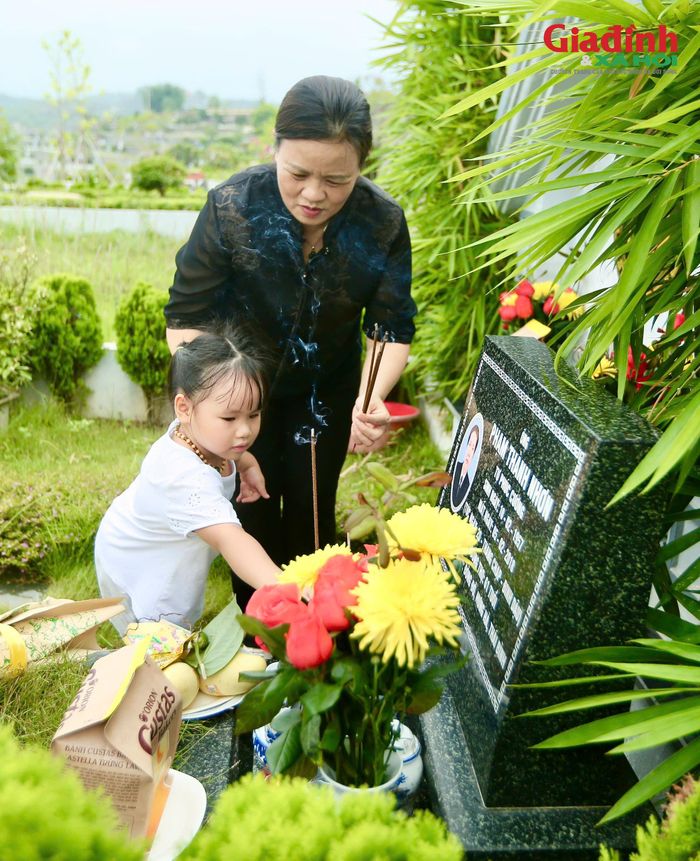 Bà Hằng cho biết: "Cuối tuần là thời gian các thành viên trong gia đình có thể sắp xếp công việc để cùng nhau lên thăm mộ ông. Năm nay, nhân Ngày Gia đình Việt Nam, cả nhà chọn dịp này để đến thắp hương. Tôi mong qua những chuyến đi như thế này, các thế hệ trong gia đình sẽ gắn kết hơn, con cháu biết sống có trách nhiệm, biết yêu thương, hiếu kính với ông bà, cha mẹ và luôn ghi nhớ công ơn của tổ tiên. Đó cũng là cách để giữ gìn truyền thống tốt đẹp của gia đình tôi nhiều năm nay".