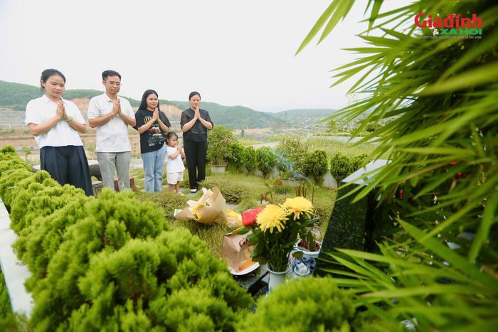 "Là người mẹ, người bà, tôi luôn nhắn nhủ các con, các cháu rằng dù cuộc sống có bận rộn đến đâu cũng phải giữ nếp nhà, giữ đạo hiếu và gìn giữ tình cảm gia đình. Khi mỗi người biết hướng về tổ tiên thì những giá trị truyền thống sẽ tiếp tục được gìn giữ và lan tỏa", bà Hằng tâm sự.